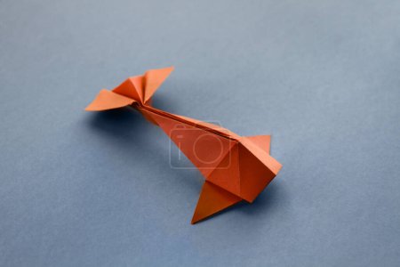 Foto de Origami de pez de papel naranja aislado sobre un fondo gris en blanco - Imagen libre de derechos