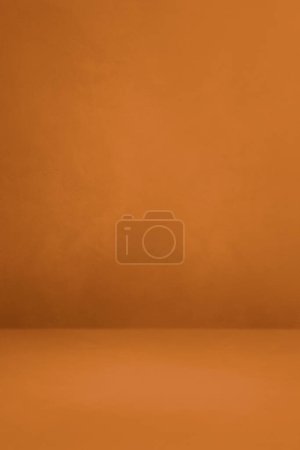 Téléchargez les photos : Fond intérieur en béton brun orange. Scène de modèle vide. Modélisation verticale - en image libre de droit