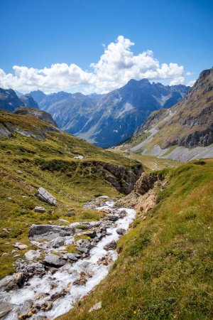 Foto de Río de montaña en el Parque Nacional Vanoise Valle alpino, Saboya, Alpes franceses - Imagen libre de derechos