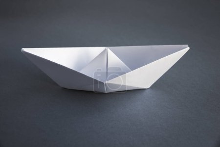 Foto de Papel blanco barco origami aislado sobre un fondo gris en blanco. - Imagen libre de derechos