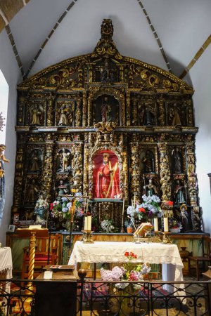 Téléchargez les photos : Autel de l'église San Andres de teixido, Cedeira, Galice, Espagne - en image libre de droit