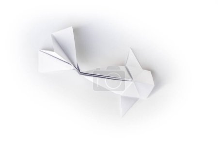 Foto de Origami de pez de papel aislado sobre un fondo blanco en blanco - Imagen libre de derechos