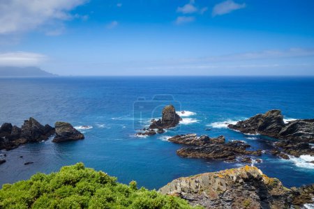 Téléchargez les photos : Falaises d'Ortigueira et vue sur l'océan Atlantique, Galice, Espagne. Lieu d'intérêt : El mejor banco del mundo - en image libre de droit