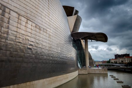 Téléchargez les photos : Bilbao - Espagne - 19 juillet 2022 : Musée Guggenheim par Frank Gehry - en image libre de droit