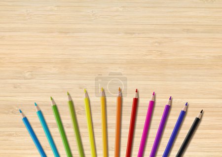 Téléchargez les photos : Set crayon coloré isolé sur fond bois. Papier peint horizontal. - en image libre de droit