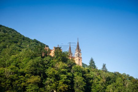 Téléchargez les photos : Basilique de Santa Maria la Real de Covadonga in Picos de Europa, Asturies, Espagne - en image libre de droit