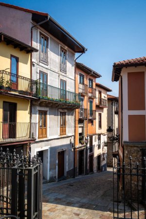 Foto de Casas coloridas tradicionales en el casco antiguo, Laredo, Cantabria, España - Imagen libre de derechos