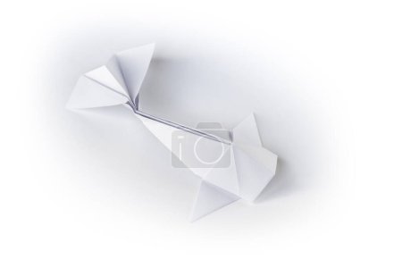 Téléchargez les photos : Origami de poisson de papier isolé sur un fond blanc vierge - en image libre de droit