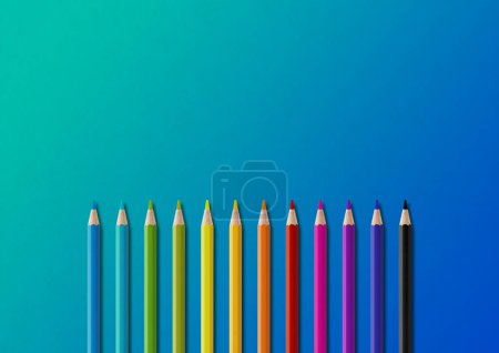 Téléchargez les photos : Crayon coloré en bois isolé sur bleu. Contexte horizontal. - en image libre de droit