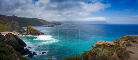Téléchargez les photos : Ortigueira cliffs and atlantic ocean view, Galicia, Spain. Landmark : El mejor banco del mundo. Panoramic view - en image libre de droit