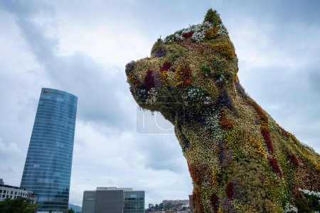 Téléchargez les photos : Bilbao - Espagne - 19 juillet 2022 : Chiot Jeff Koons devant le Musée Guggenheim - en image libre de droit