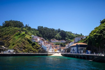 Téléchargez les photos : Port et village de Cudillero dans les Asturies, Espagne. Vue aérienne - en image libre de droit