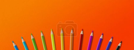 Téléchargez les photos : Crayon coloré en bois isolé sur orange. Fond de bannière panoramique. - en image libre de droit
