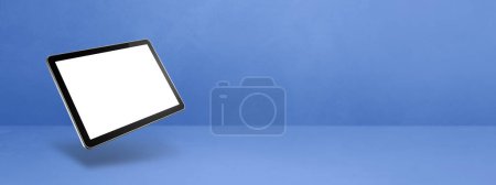Téléchargez les photos : Tablette vierge pc ordinateur flottant sur un fond bleu. Illustration 3D isolée. Modèle de bannière horizontale - en image libre de droit