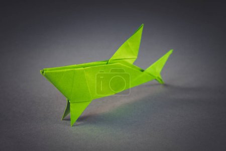 Téléchargez les photos : Livre vert origami de requin isolé sur fond blanc gris - en image libre de droit