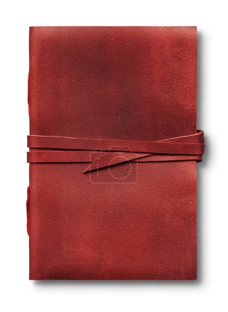 Foto de Cuaderno de cuero rojo viejo desgastado aislado sobre fondo blanco, cerrado con una banda - Imagen libre de derechos