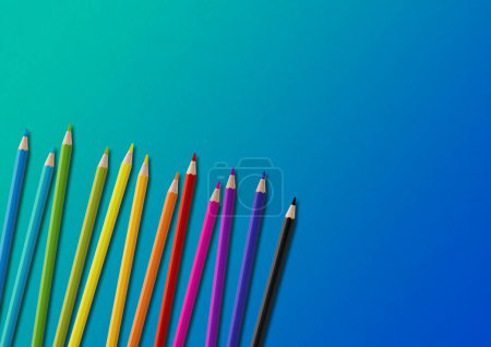 Téléchargez les photos : Crayon coloré en bois isolé sur bleu. Contexte horizontal. - en image libre de droit