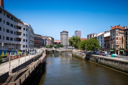 Foto de Bilbao - España - 19 de julio de 2022: Muelles del río Nervión - Imagen libre de derechos