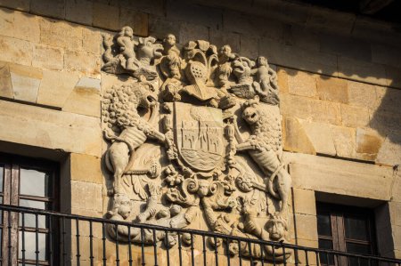 Téléchargez les photos : Armoiries médiévales sur un monument à Santillana del mar, Cantabrie, Espagne - en image libre de droit