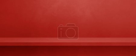 Téléchargez les photos : Étagère vide sur un mur de béton rouge. Scène modèle d'arrière-plan. Modèle de bannière horizontale - en image libre de droit