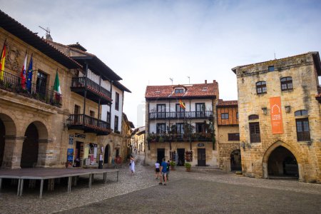 Téléchargez les photos : Santillana del mar - Espagne - 17 juillet 2022 : Vieux village médiéval - en image libre de droit