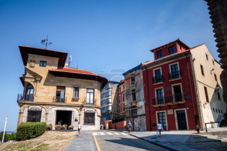 Téléchargez les photos : Gijon - Espagne - 11 juillet 2022 : Maisons colorées dans la vieille ville de Cimavilla - en image libre de droit