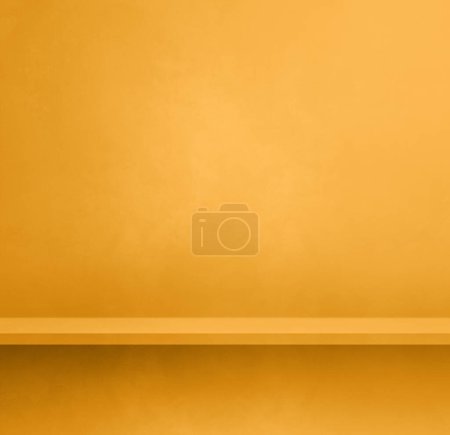 Téléchargez les photos : Étagère vide sur un mur de béton en or jaune. Scène modèle d'arrière-plan. Maquette carrée - en image libre de droit