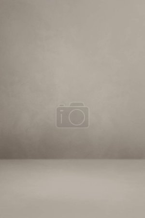 Foto de Fondo interior de hormigón gris cálido. Escena de plantilla vacía. Maqueta vertical - Imagen libre de derechos