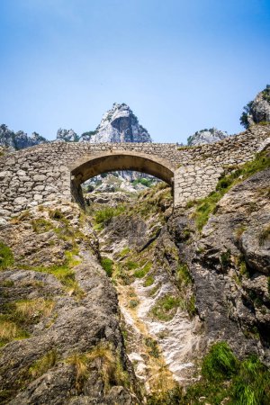 Téléchargez les photos : Vieux pont en pierre près de Bulnes village à Picos de Europa, Asturies, Espagne - en image libre de droit