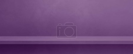 Téléchargez les photos : Étagère vide sur un mur en béton violet lilas foncé. Scène modèle d'arrière-plan. Modèle de bannière horizontale - en image libre de droit