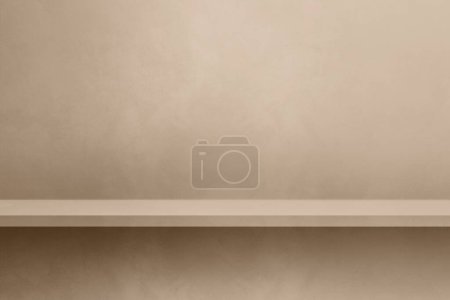 Téléchargez les photos : Étagère vide sur un mur en béton beige. Scène modèle d'arrière-plan. Modélisation horizontale - en image libre de droit