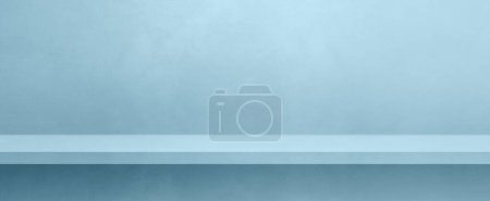 Foto de Estante vacío en una pared de hormigón azul claro. Escena de plantilla de fondo. maqueta de banner horizontal - Imagen libre de derechos
