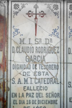 Foto de Antigua lápida medieval en la Catedral de Santiago de Compostela, Galicia, España - Imagen libre de derechos
