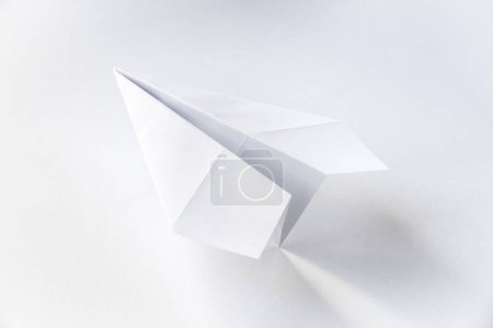 Téléchargez les photos : Origami avion en papier isolé sur un fond blanc vierge - en image libre de droit