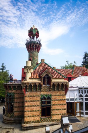 Téléchargez les photos : Comillas - Espagne - 16 juillet 2022 : Caprice du bâtiment Gaudi - en image libre de droit