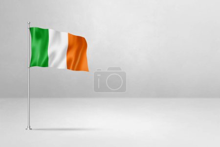 Foto de Bandera de Irlanda, ilustración 3D, aislada sobre fondo de pared de hormigón blanco - Imagen libre de derechos
