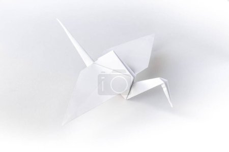 Foto de Origami de grúa de papel aislado sobre un fondo blanco en blanco. - Imagen libre de derechos