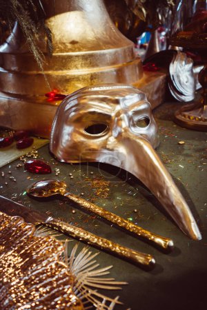 Téléchargez les photos : Masque vénitien en or sur une table pendant la célébration du carnaval - en image libre de droit