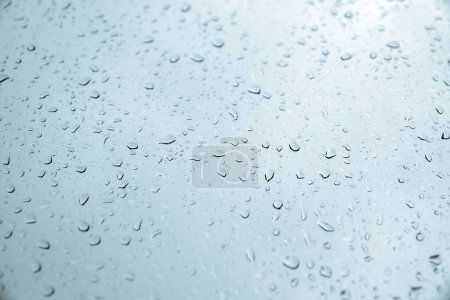 Téléchargez les photos : La pluie tombe sur une fenêtre. Fond d'écran abstrait - en image libre de droit