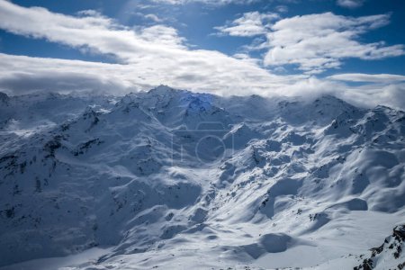 Foto de Pistas de esquí y montañas de Les Menuires en los Alpes franceses, Francia - Imagen libre de derechos