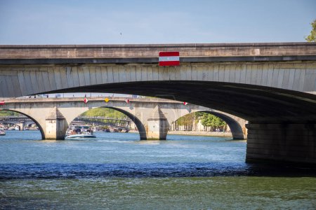 Foto de Carrousel y puentes reales sobre el río Sena, París, Francia - Imagen libre de derechos