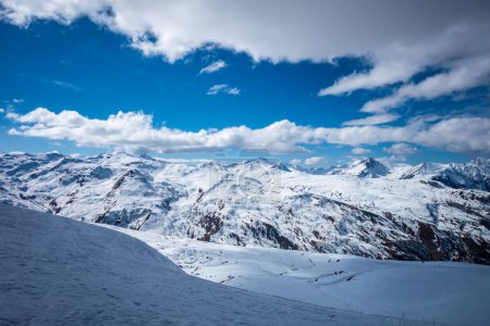 Téléchargez les photos : Pistes de ski et montagnes de la station des Menuires dans les Alpes françaises, France - en image libre de droit