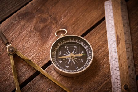 Téléchargez les photos : Règle vintage, dessin et boussole de navigation sur une planche en bois rustique - en image libre de droit