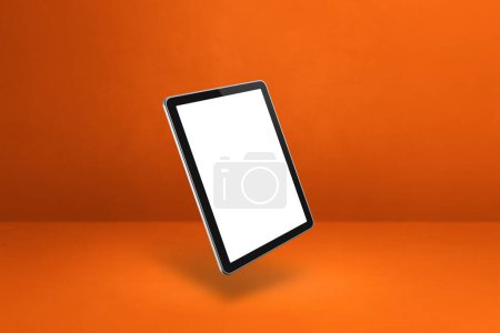 Téléchargez les photos : Tablette vierge pc ordinateur flottant sur un fond orange. Illustration 3D isolée. Modèle horizontal - en image libre de droit