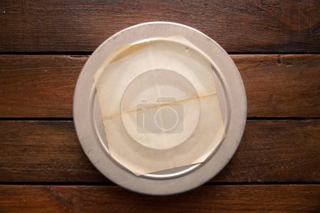 Téléchargez les photos : Vieille bobine de film de cinéma sur une planche rustique vintage en bois. Étiquette vierge avec espace de copie - en image libre de droit