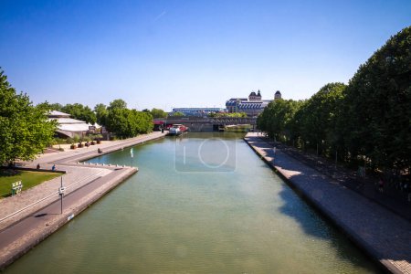 Téléchargez les photos : Paris - France - 05 juin 2023 : Parc de la Villette et canal de l'Ourcq en été - en image libre de droit