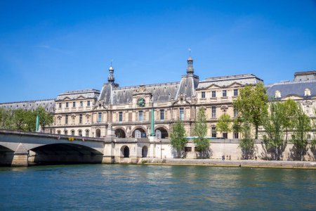 Foto de Museo del Louvre y Puente del Carrousel vista desde las orillas del Sena, París, Francia - Imagen libre de derechos