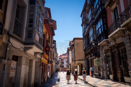 Téléchargez les photos : Aviles - Espagne - 10 juillet 2022 : Bâtiments colorés dans la vieille ville d'Aviles - en image libre de droit