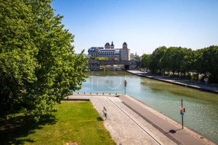 Téléchargez les photos : Paris - France - 05 juin 2023 : Vue des Grands Moulins de Pantin depuis le canal du Parc de la Villette et de l'Ourcq en été - en image libre de droit