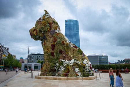 Foto de Bilbao - España - 19 de julio de 2022: Puppy, Jeff Koons, frente al Museo Guggenheim - Imagen libre de derechos